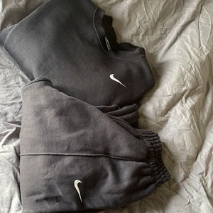 Nike set  - Storlek Xs  men det är oversized modell någon fläck på tröjan vet ej vad 