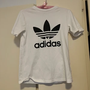 Adidas t-shrit storleken 36 - Är använt max 3-4 gånger. Är i bästa skick 