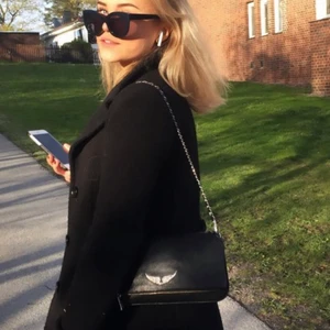Zadig Voltaire rock clutch  - Säljer min zadigväska som jag köpte för ca 3,5 år sedan. Mycket använd men med kärlek därav är den inte trasig men det syns defekter av en bronzig färg på märket och litegrann vid dragkedjan. Annars är väskan felfri och båda axelbandelbanden finns kvar. Köpte för ca 3200, men med tanke på defekterna tänkte jag priset 700kr, alt budgivning beroende på intresse. Säljes eftersom den inte kommer till användning. ❤️ 