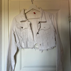 Jeansjacka  - Croppad vit jeansjacka i bra skick! Frankt ingår ej. Storlek: euro 40 men jackan passar en smal, medium. 