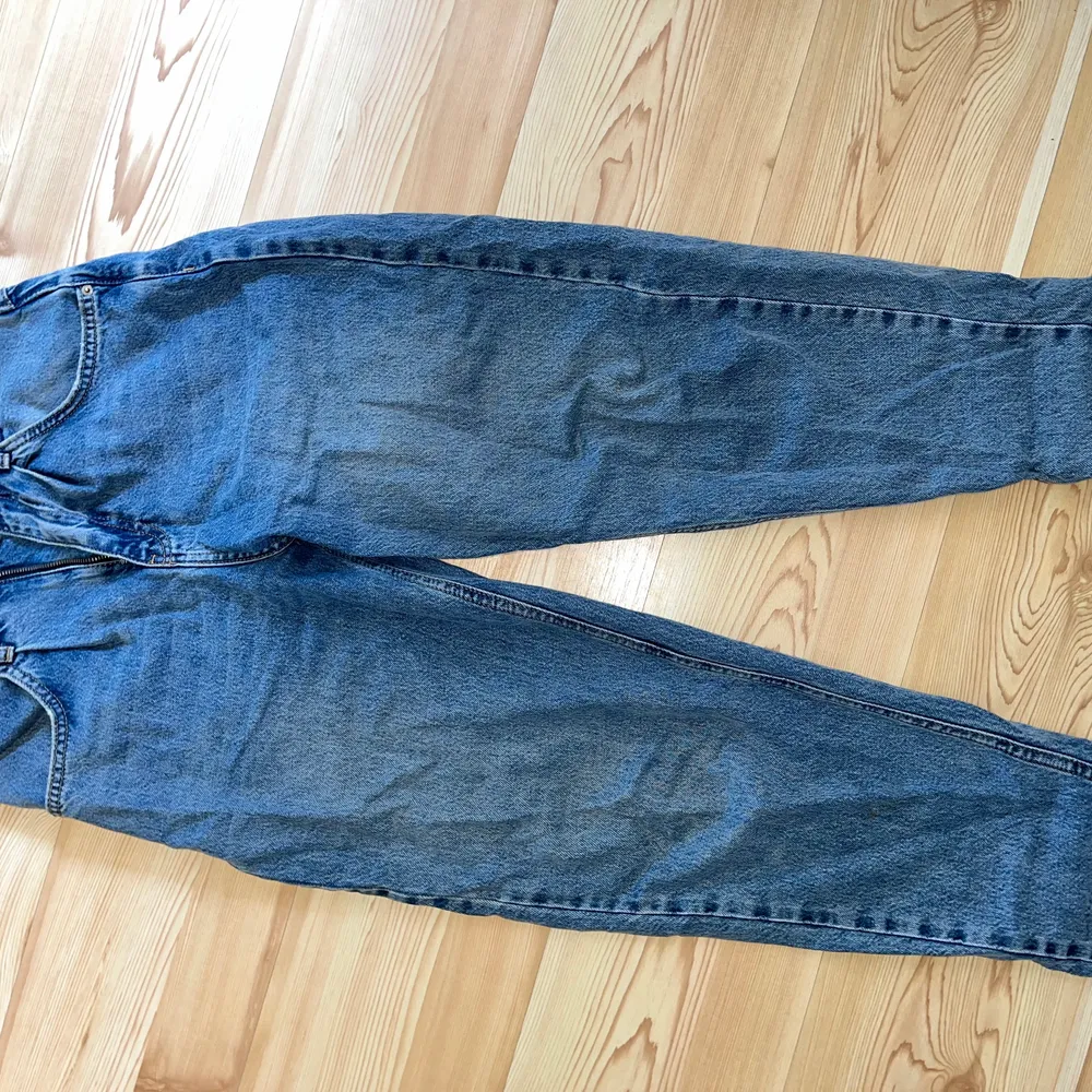 Gina tricot mom jeans. Nyskick, använda Max 5 ggr. Storlek XS. Jeans & Byxor.