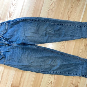 Jeans  - Gina tricot mom jeans. Nyskick, använda Max 5 ggr. Storlek XS