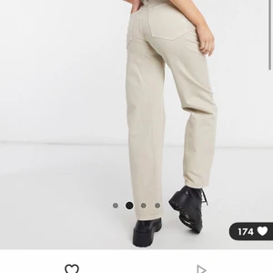 Jeans - Jeans sitter löst runnit midjan. Storlek S ungefär. Lånade bilder skriv vid frågor💓