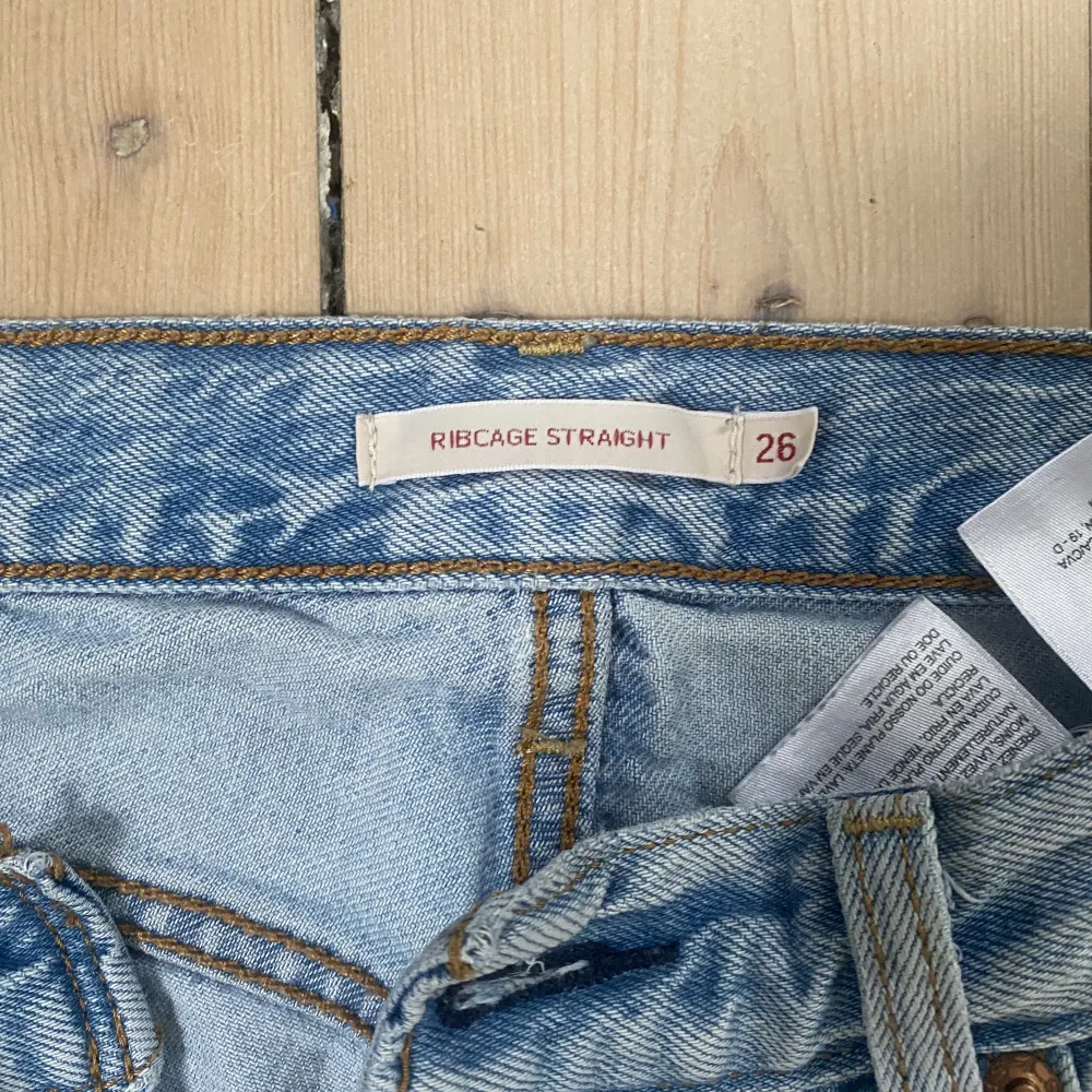 Skitsnygga ljusblåa Levis jeans som tyvärr blivit för små, därav ingen bild! Stl 26 i midjan och 29 i längden! Priset kan diskuteras vid snabb affär!🥰. Jeans & Byxor.