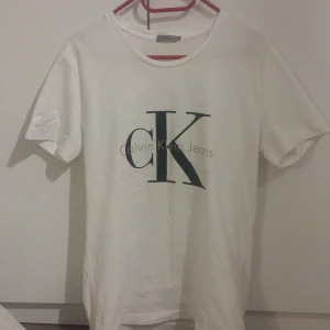 Calvin Klein t-shirt  - storlek: M, använd 1-2 ggr 