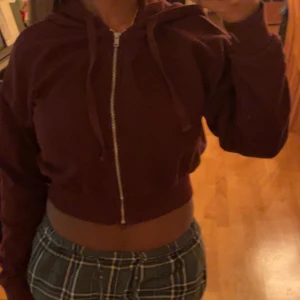 Kort hoodie  - Kort vinröd hoodie  Storlek: M