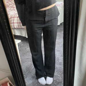 Low waisted kostymbyxor  - Kostymbyxor från hm som är låg midjan. Finns inga slitningar eller fel på dem💗💗