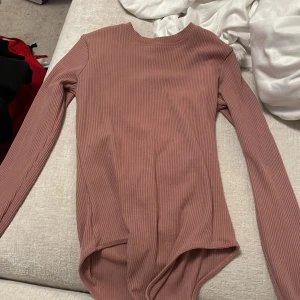 Body tröja - Rosa beige body med långa armar 