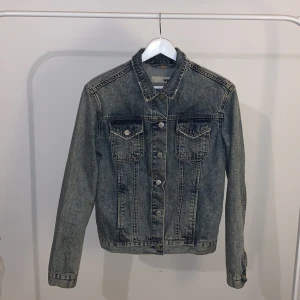 Topshop jeansjacka storlek 36 - Superfin jeansjacka från toppshop, passar lika bra för storlek 36-38.