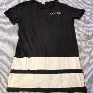 T-shirt  - Svart och vit 