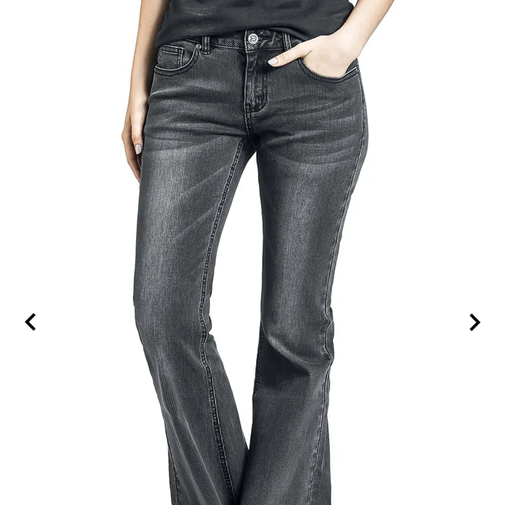 Säljer mina helt nya jeans i superfint skick som sitter superfint lågmidjade 😍 passar en 27/32 också! Nypris: 599kr. Jeans & Byxor.