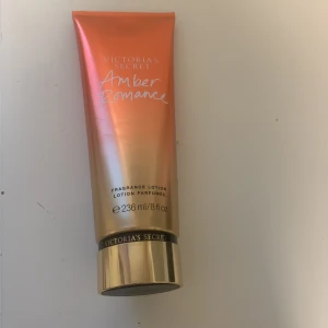 Victoria secret  - helt ny body lotion och läppglans från Victoria secret. 150 ink frakt. Vill bli av med de så fort som möjligt 🤍