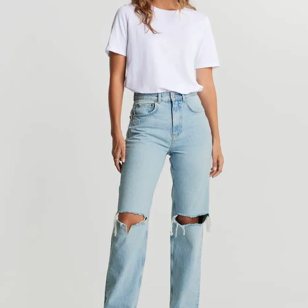 90s High waist jeans! Super fina jeans knappt använda, säljer då de är för små. Storlek 32✨. Jeans & Byxor.