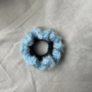 Virkad scrunchie - Handgjord virkad scrunchie/tofs i ull och mohair. Tveka inte för frågor och personliga beställningar