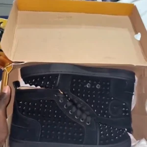 Christean Loubitin skor - Ett par christean loubitin skor använda ett par gånger lite slitna men inget som syns helt äkta orginal påse medföljer oxh skokartong som är sönder men det är ibget viktigt de mer påsen och skorna 