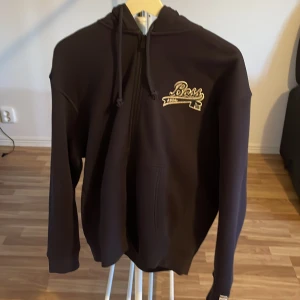Hugo boss zip  - Använt en gång.  Lite stor på mig men det är storlek S.  Är 178.  Mörkblå. Pris diskuteras 