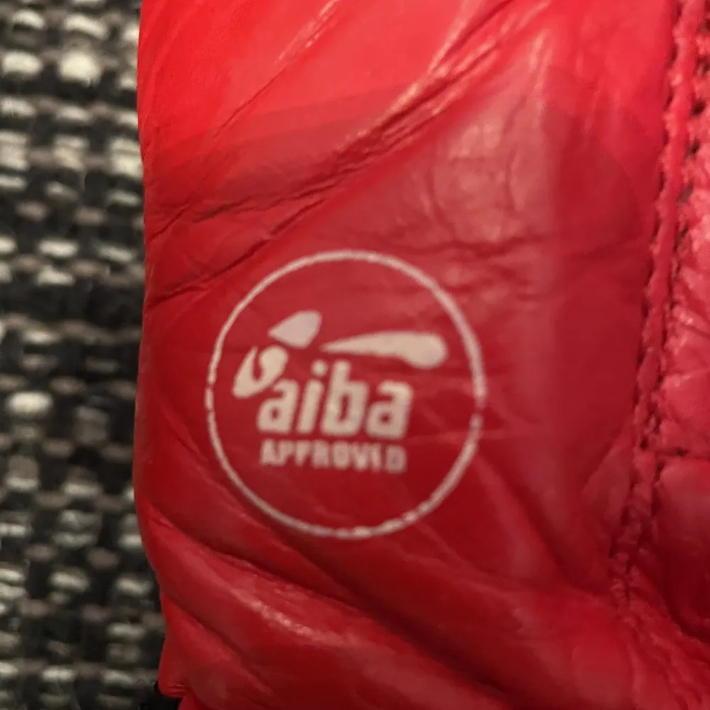 Ett par topten handskar AIBA godkända med riktigt läder. 12 onces. Köpte på en boxningscup helt nya men de var inte min stil. Det . Övrigt.