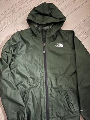 The north face jacka - Grön The north face jacka  Bara använt några gånger så den är nästan helt ny 