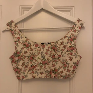 Blommig topp - Supersöt blommig topp från bikbok som jag tyvärr inte använder. Tveka inte att höra av dig om du har frågor eller vill se fler bilder! 