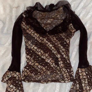 Vintage tröja - En vintage tröja i storlek s. Denna har aldrig använts för jag fick dubbletter av den. Köpte för 299kr Säljer för 150kr💞 Köparen står för frakten💞