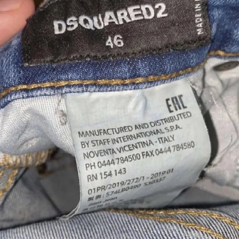 Dem är äkta och säljer för att dem ej passar längre. Dem är i bra skick . Farkut & Housut.