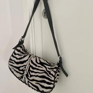 Säljer denna as balla zebramönstrade handväskan från Gina tricot. Jag har använt den men det finns inga skador eller liknande. Säljer för 90 kr + frakt.🖤🤍
