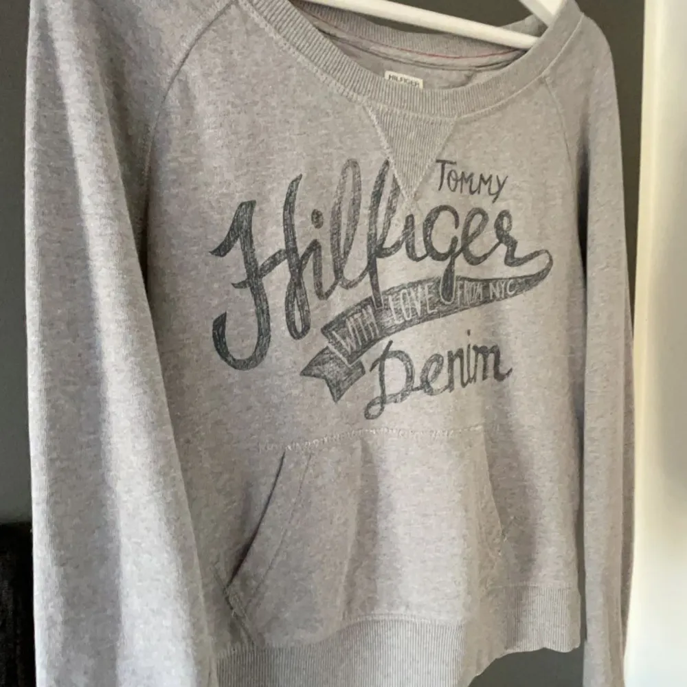 Fin vintage tröja från 2000s. Den är från Tommy Hilfiger och går inte att få tag på nu. kom med prisförslag säljer vid ett rimligt pris. Hoodies.