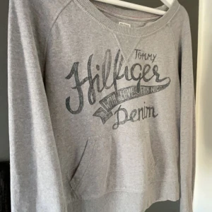 Tommy Hilfiger tröja - Fin vintage tröja från 2000s. Den är från Tommy Hilfiger och går inte att få tag på nu. kom med prisförslag säljer vid ett rimligt pris