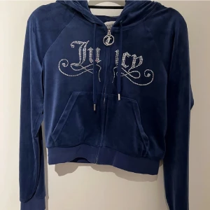 Juicy Couture Kofta - Juicy kofta i nyskick med rhinestones. Storlek M men passar i L om man gillar den tightare. Finns ej att köpa i butik längre. Kommer tyvärr aldrig till användning, så säljer den! ❤️