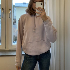 Lila Hoodie  BokBok - Lila Hoodie från BikBok, bild 2 visar färgen mer💓 Storlek M men passar snarare ca/s