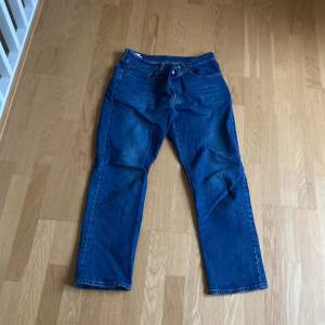 Ett par blåa 501 levis jeans som inte har används alls mycket och är i ett mycket bra skick. Säljs eftersom de ej passar längre och var inte riktigt min stil! Orginalpris: 800kr