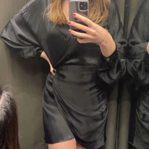Svart siden klänning - Svart siden klänning ifrån zara. I storlek medium men passar s också. Inga defekter. 