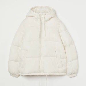 vinter jacka - vit vinterjacka från h&m! sparsamt använd och i gott skick, säljer då jag tyvärr inte får användning för den längre. slutsåld på hemsidan, skriv privat för fler bilder!🥰