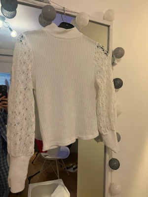 Toppar  - Top 1 - 80 kr Top 2 - 100 kr Top 3 - 100 kr  Alla är nya och i strl xs/s