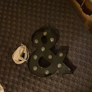 & - Fin inredningsdetalj :) köpte för ett tag sen och har använt, men den fungerar som den ska och är i bra skick!