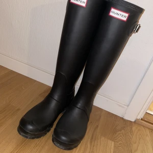 Hunter gummistövlar strl 37 - Jättefina gummistövlar i fint skick, märket hunter, äkta. 