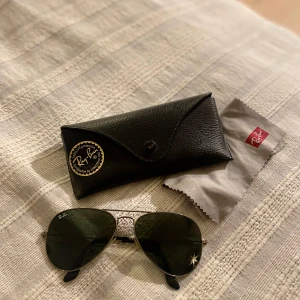 Solglasögon Rayban Aviator Classic  - Den ikoniskt tidlösa Rayban Aviator-modellen med grå metallram och mörkgrått/svart glas (skiftar färg beroende på på ljus). Fodral medföljer Nypris: 1670 kr.