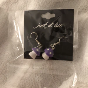 Örhängen - Säljer denna supervackra örhängen som jag har gjort helt själv! 💗 de är aldrig använda! Osäker om de är nickelfria, men är 99% säker på att de är det! ♥️ 