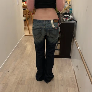 Skit snygga lågmidjade jeans - Snygga jeans med lappar kvar från only är tyvärr för långa för mig (midjemått är 45 rakt över men dom e strechiga också väldigt bekväma (: