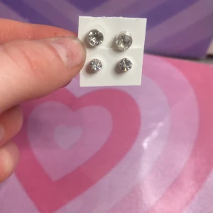 4pack örhängen  - 4pack  Aldrig använda  Inte äkta 