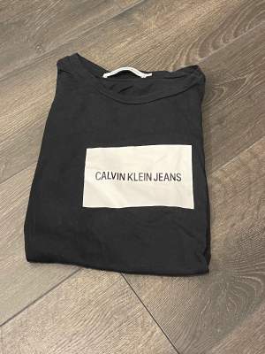 Säljer en svart T-shirt från Calvin Klein i storlek S, använd ett fåtal gånger men är i mycket fint skick. Kan tänkas mötas upp i Växjö annars står köparen för frakten☺️