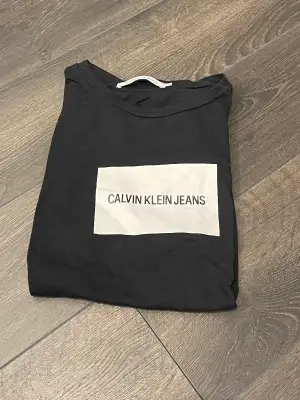 Säljer en svart T-shirt från Calvin Klein i storlek S, använd ett fåtal gånger men är i mycket fint skick. Kan tänkas mötas upp i Växjö annars står köparen för frakten☺️