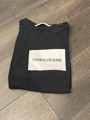 T-shirt Calvin klein - Säljer en svart T-shirt från Calvin Klein i storlek S, använd ett fåtal gånger men är i mycket fint skick. Kan tänkas mötas upp i Växjö annars står köparen för frakten☺️