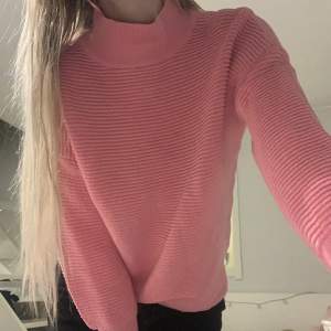 Säljer min superfina rosa stickade tröja i storlek XS eftersom den inte är min stil längre. Den är dock så fin och passar till allt, tyget är ribbad och färgen är den perfekta rosa! Modellen är en storlek 34/36 och den sitter bra på mig. Kan även frakta! 