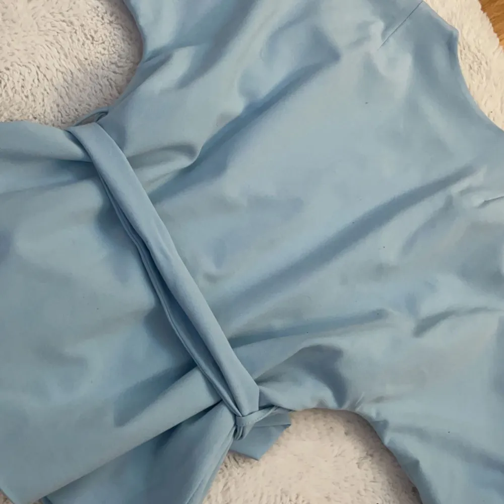 En fin ljusblå blus från Pernilla Wahlgrens kollektion. Köpt på ullared, storlek XS. Använd endast ett fåtal gånger, säljer pga att den inte kommer till använding.. Blusar.