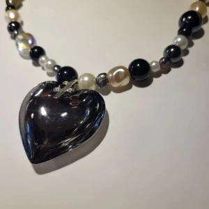 Grått glas halsband - Silver worlf🐺. Säljer handgjorda smycken på Etsy. Länk och mer info finns i min bio samt på min instagram @Beaded_hearts 