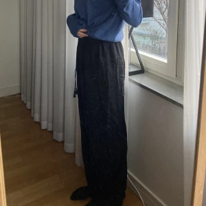 Visa Palazzobyxor Uniqlo  - Vida ”mjukis” eller pakazzobyxor från Uniqlo i väldigt skönt material! De är knappt använda och sjukt sköna💓