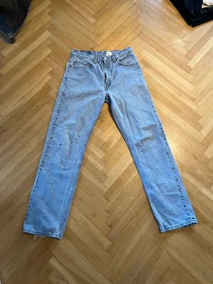 Levis 505 - Samma modell som den ikoniska 501 fast med dragkedja. Säljs inte längre i affär Cond 8/10 då de har några fläckar på framsidan. 33x32