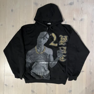 Botleg 90tals 2pac hoodie - En riktigt sjuk 2pack hoodie med sjuk passform och tryck. Den sitter som En XL/ Boxy L. Skicket är extremt bra med tanke på åldern, lite nopprig o ett litet hål i trycket men inget märkvärdigt i övrigt. 