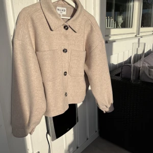 Skjortjacka - En varmare skjortjacka från NA-KD i fint skick, använd endast ett fåtal gånger. Köparen står för frakten som tillkommer💕